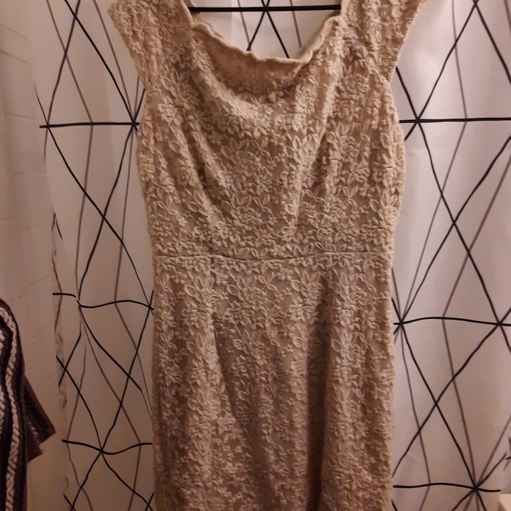 Light cream cap shoulder knee length bodycon dress